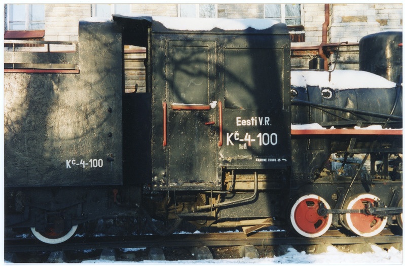 Kitsarööpmeline auruvedur Ktš4-110  Tallinna Transpordikooli õuel mälestusmärgina, vaade kabiinile, 01.12.2001, foto: Ilmar Adamson