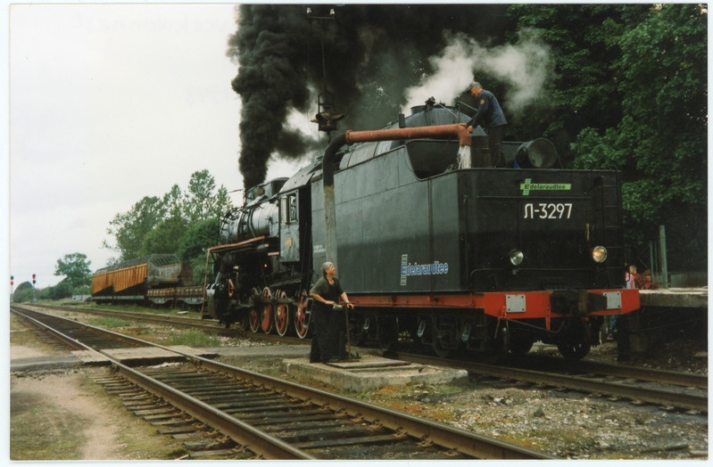 Edelaraudtee auruvedur "Kaspar" (L-3297) Tartu jaamas vett võtmas, juuni 1998, foto: Ilmar Adamson