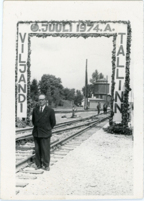 Raudteelane A. Teska Viljandi raudteejaamas auvärava ees, 5. juuli 1974