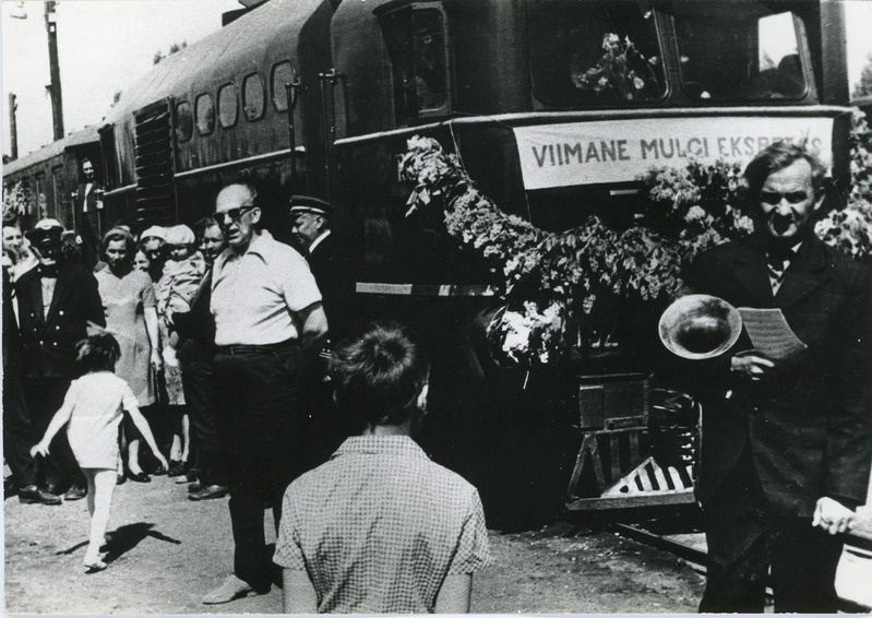 Viljandi-Mõisaküla kitsarööpmelise raudtee sulgemine: ehitud mootorveduriga rong Mõisakülas, 3. juuni 1973