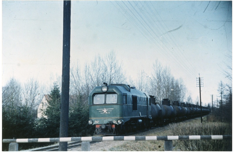Paidesse saabuv kitsarööpmeline naftarong mootorveduriga TU2-134 ülesõidukohal, november 1972, foto: Ilmar Adamson