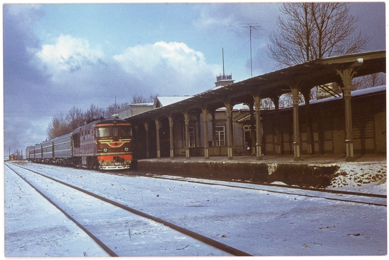 Reisirong mootorveduriga TEP60 Haapsalu jaamas perrooni ääres novembris 1973, foto: Ilmar Adamson