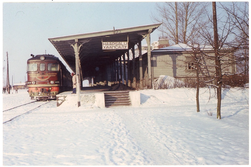 Haapsalu jaam jaanuaris 1976, reisirong veduriga TEP60 perrooni ääres, foto: Ilmar Adamson