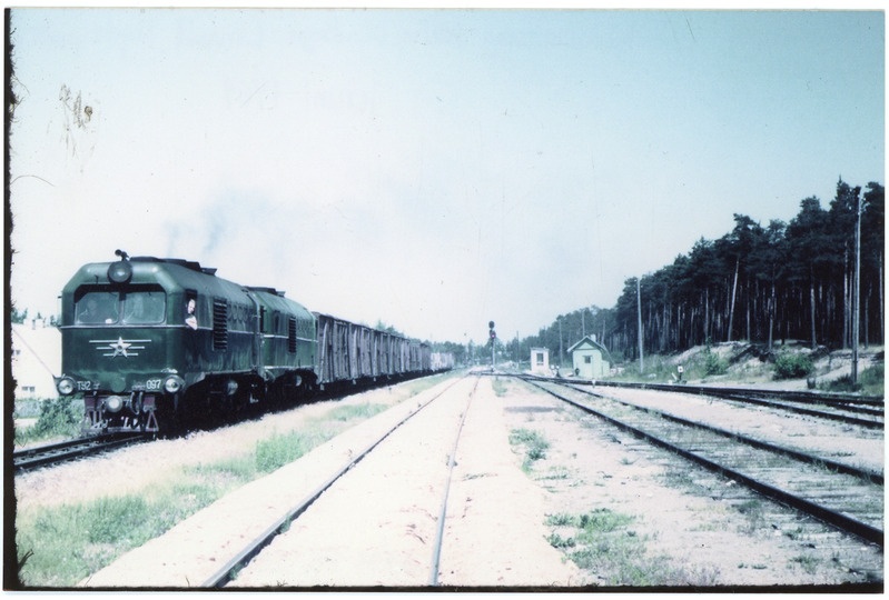 Kahe mootorveduriga TU2 kitsarööpmeline kaubarong Liivalt Rapla poole sõitmas, juuni 1969, foto: Ilmar Adamson