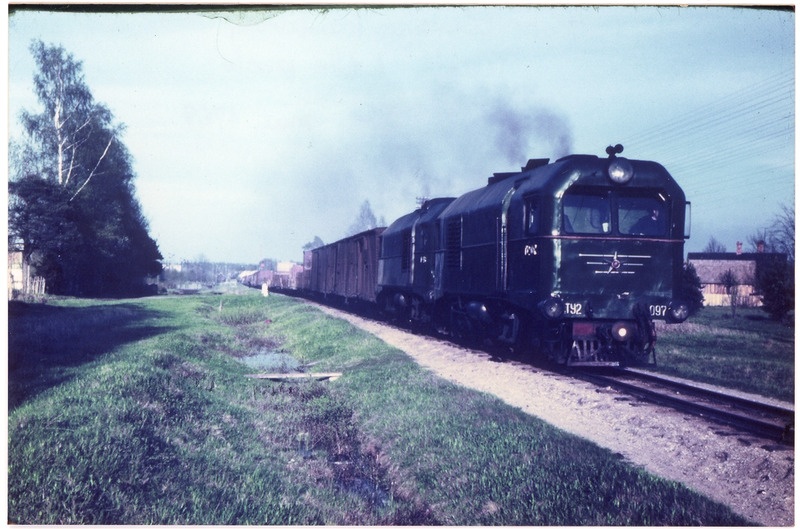 Kahe mootorveduriga TU2 kitsarööpmeline kaubarong Türilt Lelle suunas sõitmas, mai 1969, foto: Ilmar Adamson