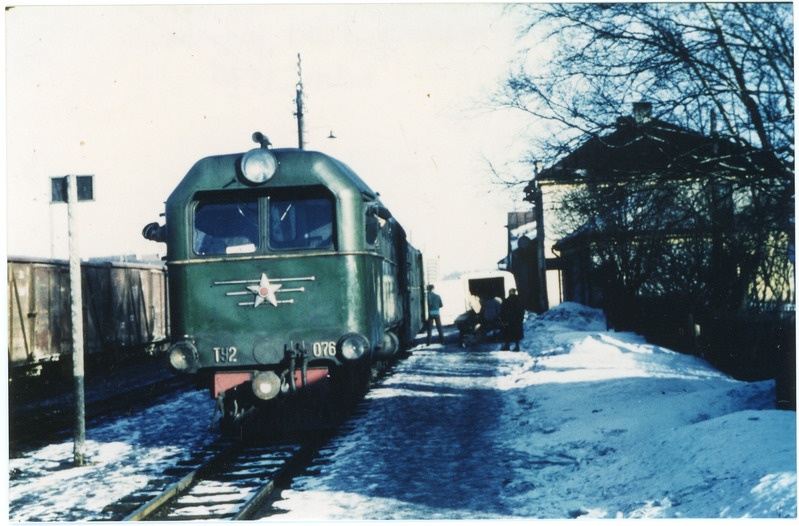 Kitsarööpmeline Viljandi-Tallinn reisirong mootorveduriga TU2-076 Türi jaamas, märts 1970, foto: Ilmar Adamson