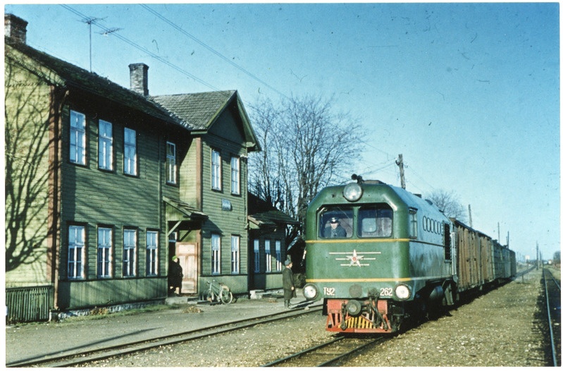 Kitsarööpmeline kaubarong mootorveduriga TU2-262 Võhma jaamas, november 1971, foto: Ilmar Adamson