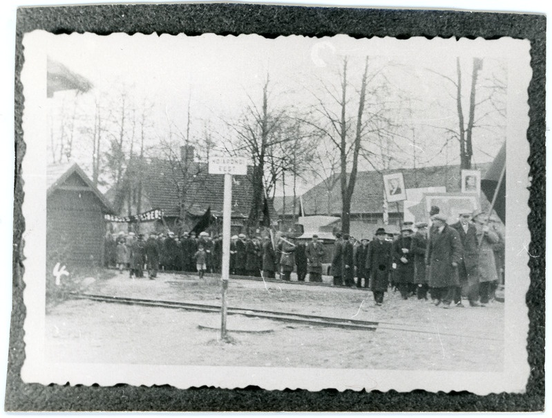 Oktoobripühade rongkäik Mõisaküla jaamas raudteeülesõidul, 1940, ümberpildistus
