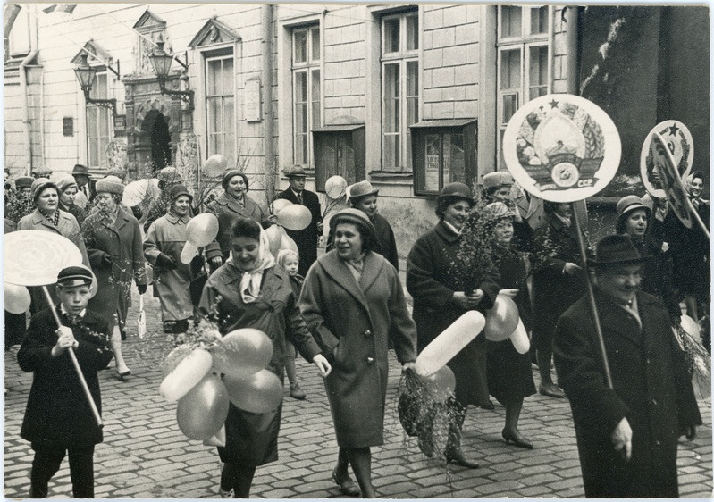 Maipühade paraadil osalevad raudteelased Tallinnas Pikal tänaval Mustpeade maja juures, paremalt esimene plaaniosakonna ülem M. Sergejev, 1960.-1970. aastad