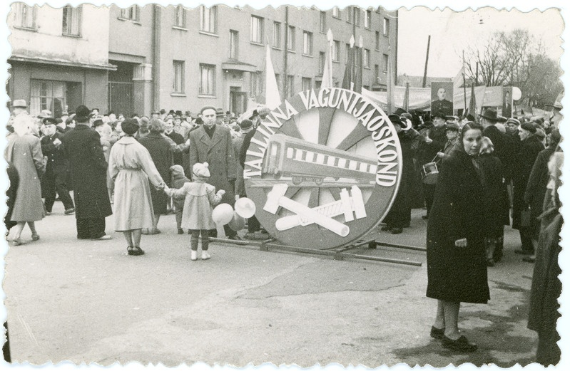 Tallinna vagunijaoskonna töötajad maipühade ajal Gagarini puiesteel, 1960. aastate algus