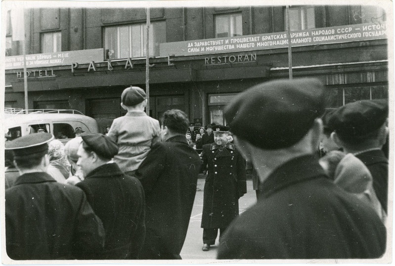 Demonstrandid Tallinnas Võidu väljakul hotelli Palace ees, keskel vormis Eesti Raudtee ülem Aleksei Kotov, 1960. aastate algus