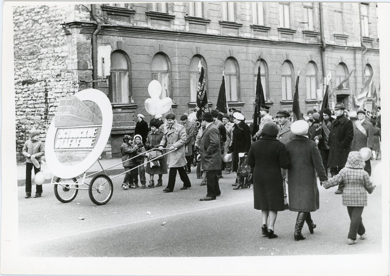 Eesti Raudteekonna töötajad maiparaadil: kolonni pea Tallinnas Gagarini pst ja A. Adamsoni tn nurgal, 1. mai 1982, foto: Mihkel Ollino