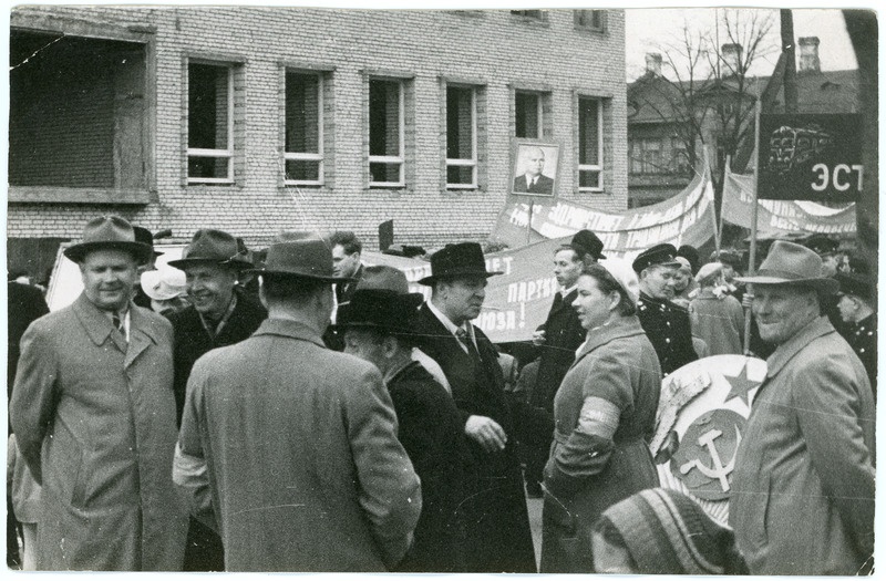 Raudteelased Tallinnas maiparaadiks kogunemas, teiste seas N. Privalov, I. Varga ja V. Tšistjakov, 1950. aastate lõpp - 1960. aastate algus