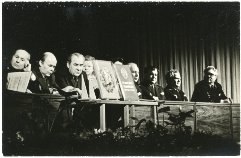 Eesti Raudteekonna kollektiivile NLKP KK, NSVL Ministrite Nõikogu, ÜAÜKN ja ÜLKNÜ KK rändpunalipu üleandmise koosolek: vaade presiidiumile, 28.02.1975, foto: Mihkel Ollino