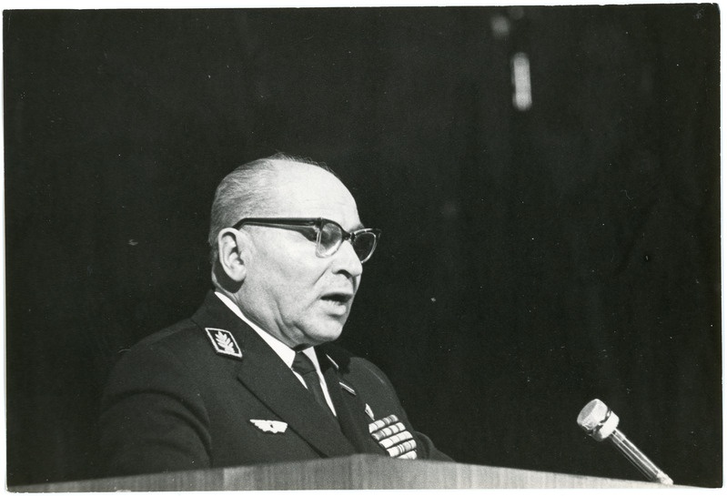 Eesti Raudteekonna kollektiivile NLKP KK, NSVL Ministrite Nõukogu, ÜAÜKN ja ÜLKNÜ KK rändpunalipu üleandmise pidulik koosolek: kõneleb raudteekonna ülem Aleksei Kotov, 28.02.1975, foto: Mihkel Ollino