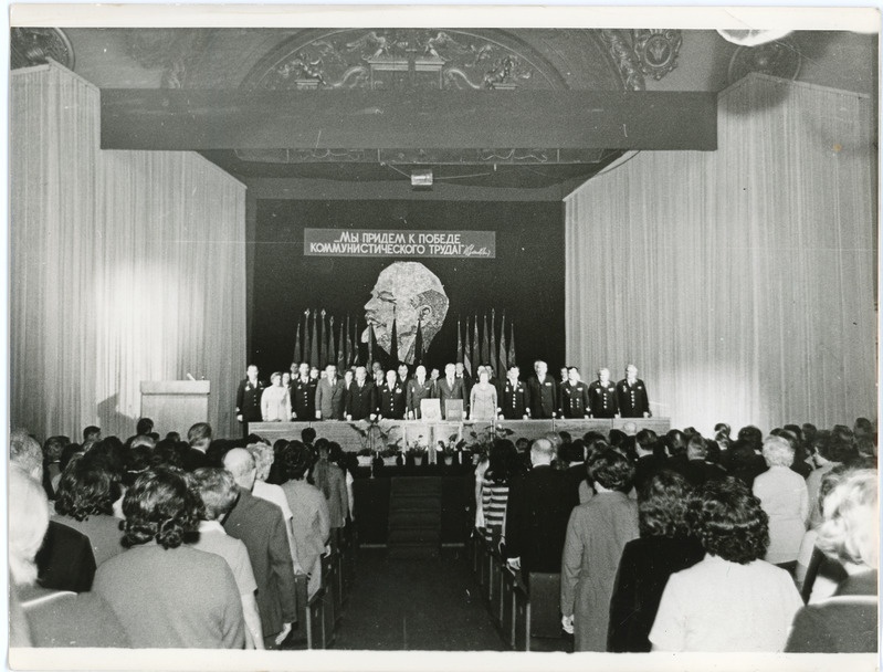 Eesti Raudteekonna kollektiivile NLKP KK, NSVL Ministrite Nõukogu, ÜAÜKN ja ÜLKNÜ KK rändpunalipu üleandmise pidulik koosolek: seisak saalis, 28.02.1975, foto: Mihkel Ollino