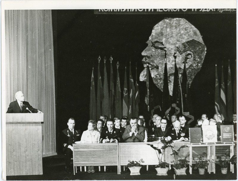 Eesti Raudteekonna kollektiivile NLKP KK, NSVL Ministrite Nõukogu, ÜAÜKN ja ÜLKNÜ KK rändpunalipu üleandmise pidulik koosolek: vaade presiidiumile, kõnepuldis Karl Vaino, 28.02.1975, foto: Mihkel Ollino