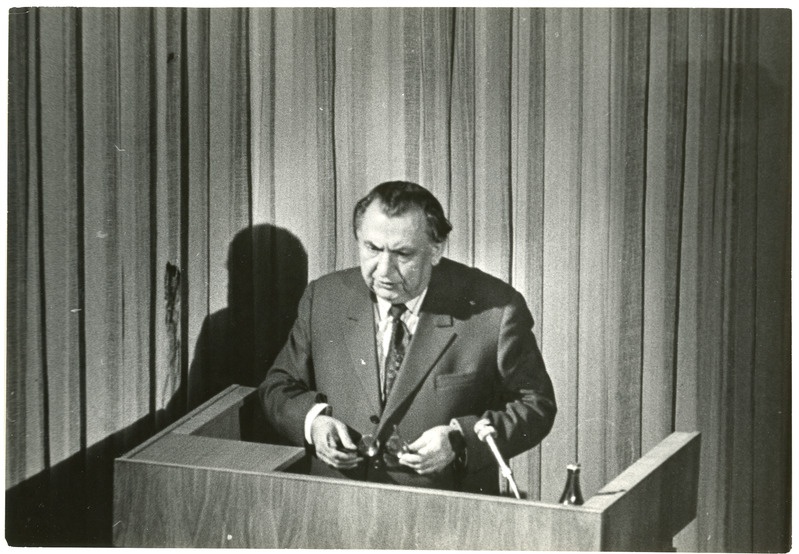 Eesti Raudteekonna kollektiivile NLKP KK, NSVL Ministrite Nõukogu, ÜAÜKN ja ÜLKNÜ KK rändpunalipu üleandmise pidulik koosolek: kõneleb NSVL teedeministri asetäitja Anatoli Podpalõi, 28.02.1975, foto: Mihkel Ollino