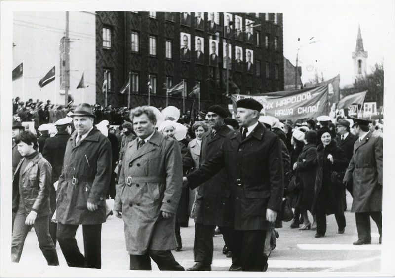 Eesti Raudteekonna töötajad maiparaadil: esindus Tallinnas Võidu väljakul, 1. mai 1982, foto: Mihkel Ollino