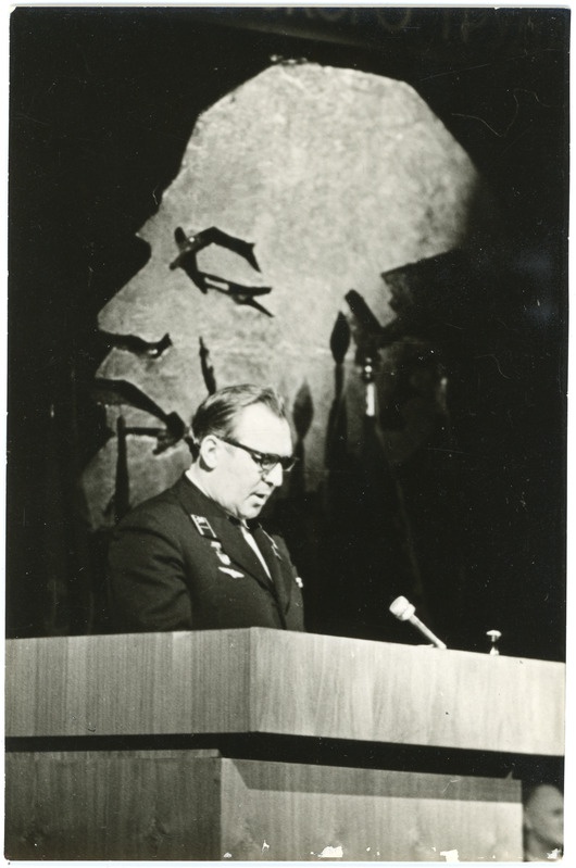 Eesti Raudteekonna kollektiivile NLKP KK, NSVL Ministrite Nõikogu, ÜAÜKN ja ÜLKNÜ KK rändpunalipu üleandmise koosolek: Ruppert Kaik kõnepuldis, 28.02.1975, foto: Mihkel Ollino