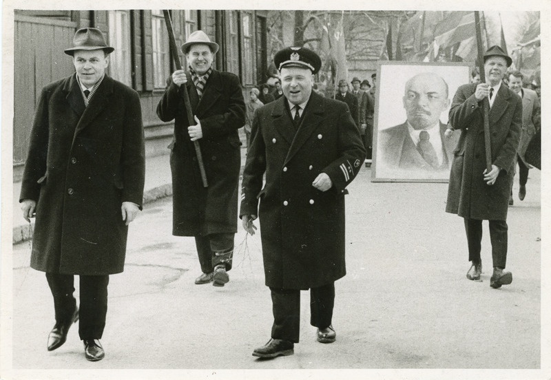 Raudteelased maiparaadil, kolonni juhivad Heino Roosma ja Aleksei Kotov, 1. mai 1966