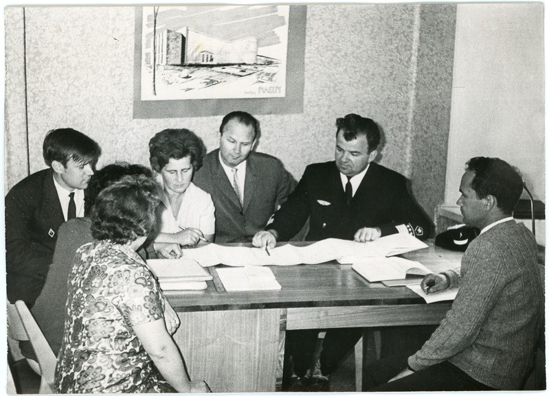 Eesti Raudteekonna teadusliku töökorralduse (NOT) nõukogu Peeter Tenoki (paremalt 2.) juhtimisel töötamas, 1969