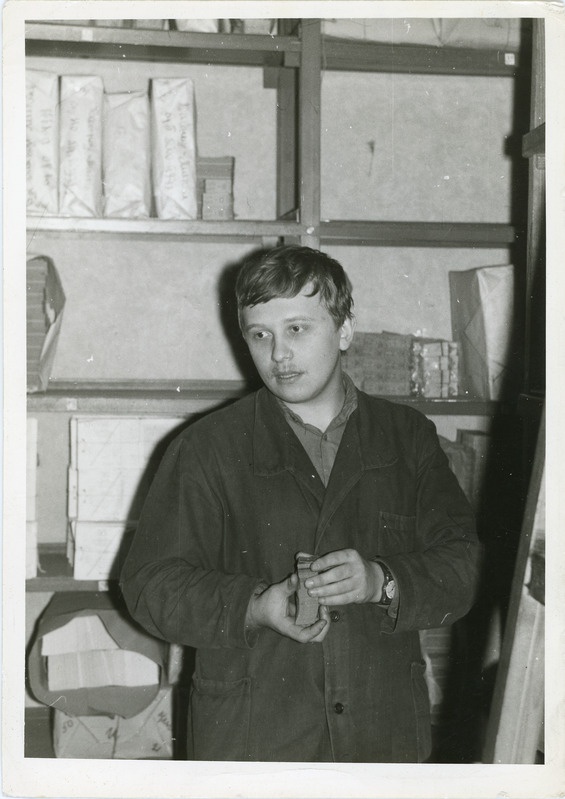 Kontrolör-revident Nikolai Maslov Riias Balti Raudtee piletilaos töötamas, 1988