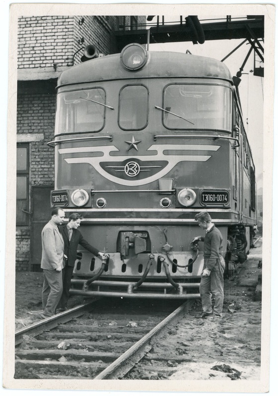 Heino Kauküla Linnakutsekooli nr 3 õpilastele Tallinna veduridepoo ekipeerimispunktis mootorvedurit TEP60-0074 tutvustamas, 1960. aastad