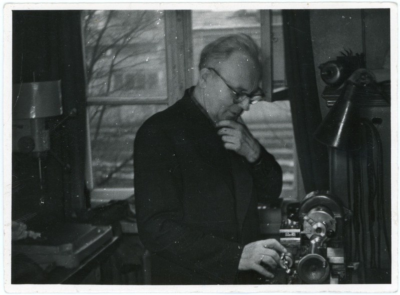 Kauaaegne side- ja signalisatsioonijaoskonna töötaja Erich Reinik töötoas, 1960. aastad