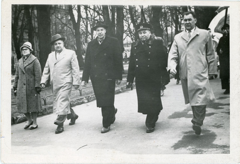 Viktor Korobko, Eesti Raudtee ülema asetäitja Ivan Varga, raudteeülem Aleksei Kotov ning Aleksander Sarap maiparaadil Tallinnas, 1. mai 1962