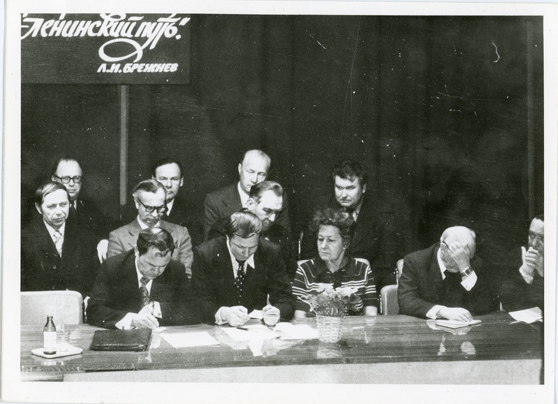 Eesti raudteekonna töötajate koosolek: vaade presiidiumile, 24.01.1980, foto: Mihkel Ollino