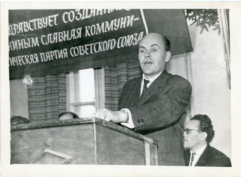 Rändpunalipu üleandmine Tallinna energiajaoskonna kollektiivile: kõnepuldis esineb Heino Roosma, 1964