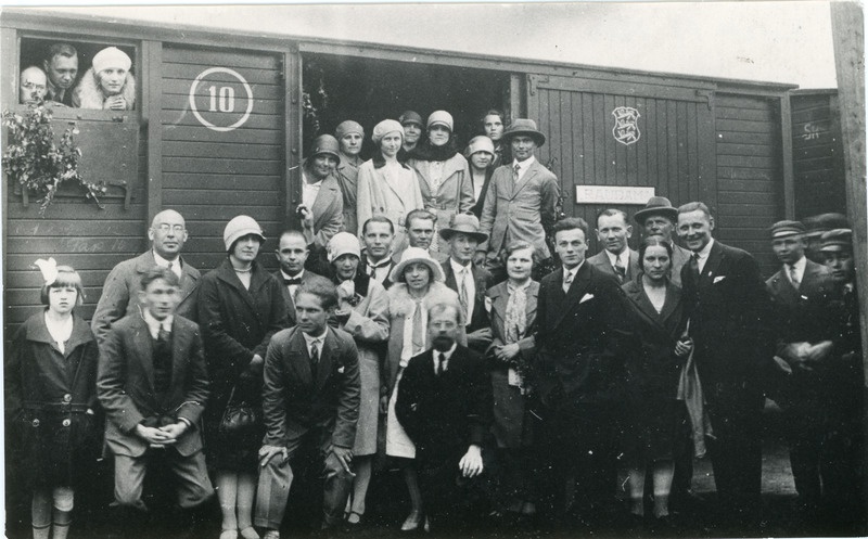 Raudteelaste kultuurharidusühingu Raudam liikmed ühingu nimesilti kandva kinnise kaubavaguni juures, ca 1929