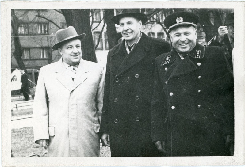 Viktor Korobko, Eesti Raudtee ülema asetäitja Ivan Varga ja raudteeülem Aleksei Kotov maiparaadil Tallinnas, 1. mai 1962