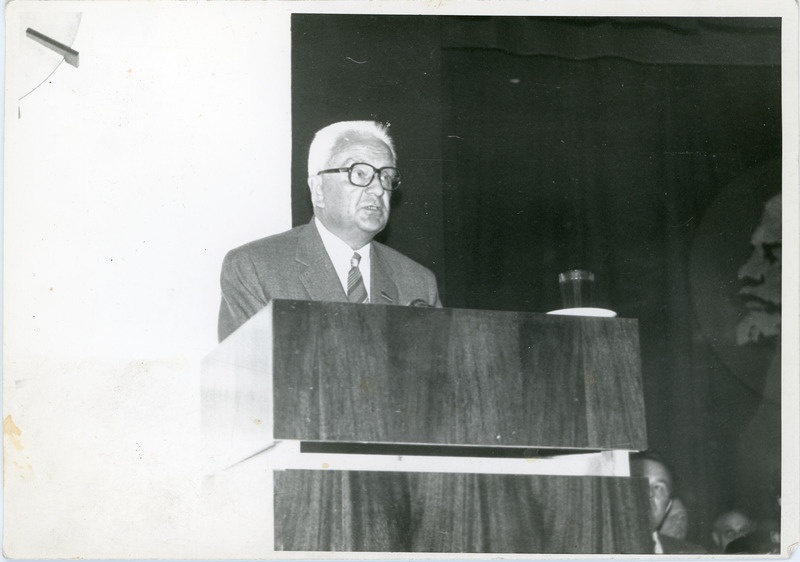 Rändpunalipu üleandmine Eesti Raudteekonnale A. Müürisepa nim. Kutsekeskkooli nr 3 saalis: kõnepuldis esineb EKP Keskkomitee sekretär Vladimir Käo, 1980