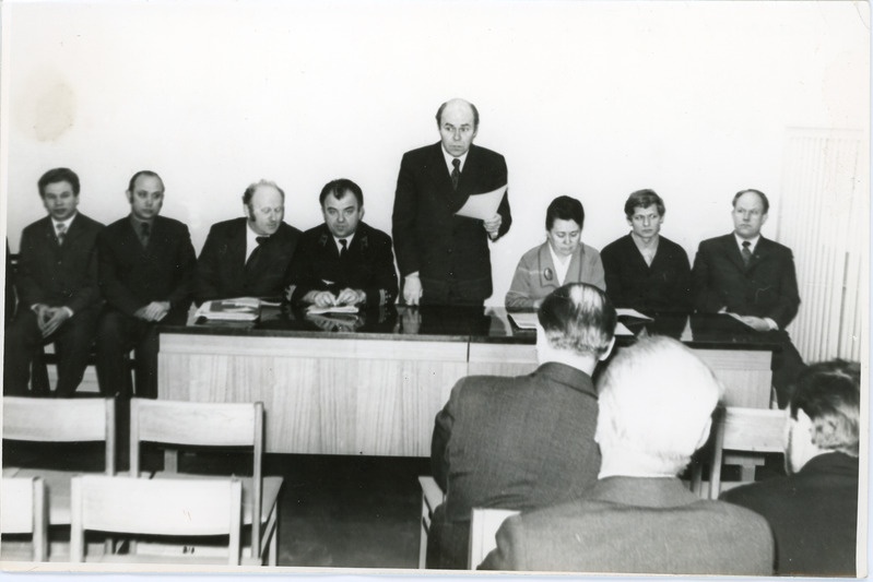 Eesti raudteekonna töötajate koosolek: vaade presiidiumile, sõna võtab Heino Roosma, 1970. aastad