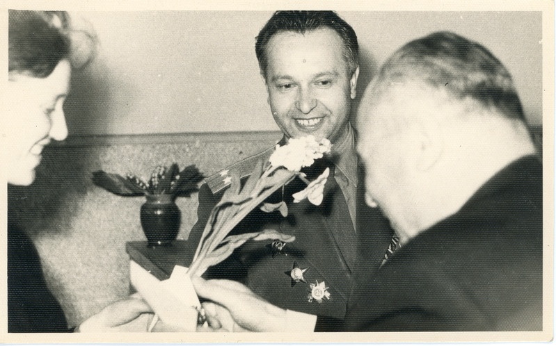9. mai koosolek Eesti raudteekonna sõjaveteranidele: A. Kotov annab lille üle, keskel sõjavedude osakonna ülem, 1966