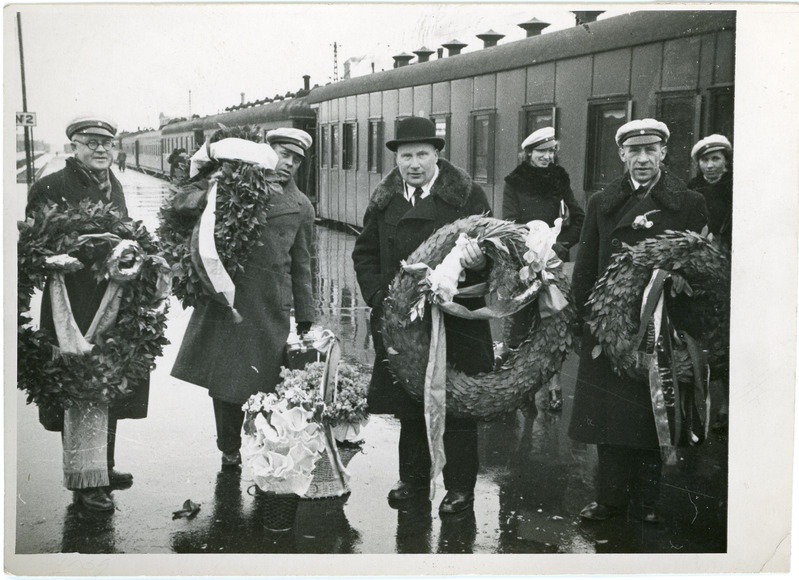 Raudteelaste kultuurharidusühingu Raudam segakoori liikmed reisirongi taustal Tallinnas Balti jaamas, keskel koorijuht Karl Leinus, aprill 1939