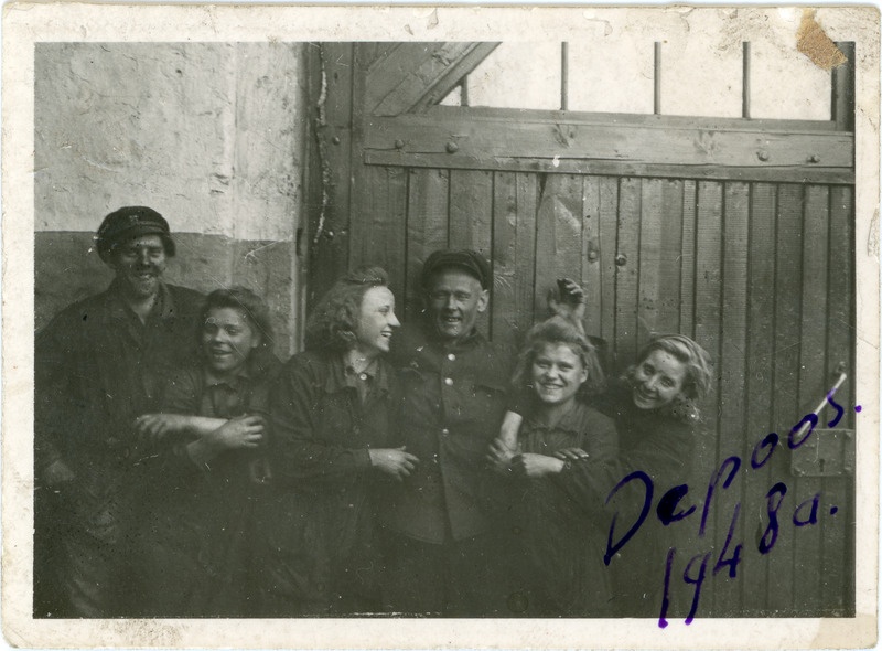 H. Saarma ja J. Helend naiskolleegidega Tallinna elektridepoos, 1948