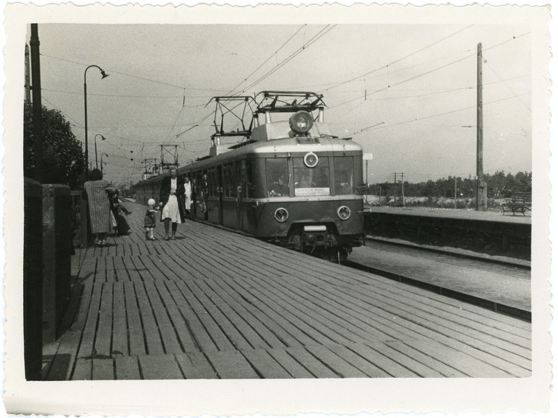 Luninlik rong: elektrirong EM167 Pääskülas 1. teel perrooni ääres, 1951, foto: Endel Härmat