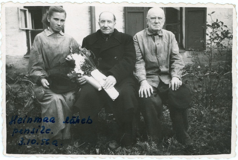 Tallinna elektridepoo riistakambri lukksepa Anton Heinmaa (keskel) vanaduspensionile saatmine, 3. oktoober 1956