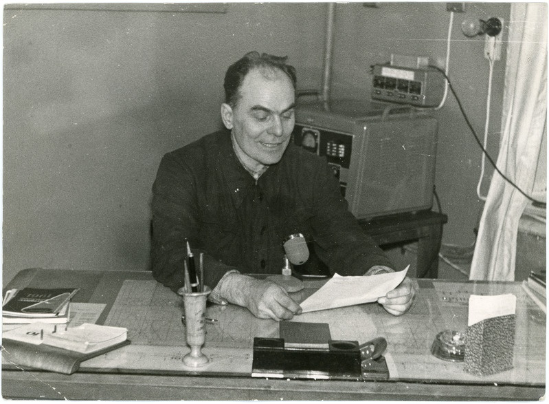 Tallinna Elektridepoo meister Mihkel Ollino depoo traatringhäälingusõlmes eestikeelset saadet tegemas, detsember 1960