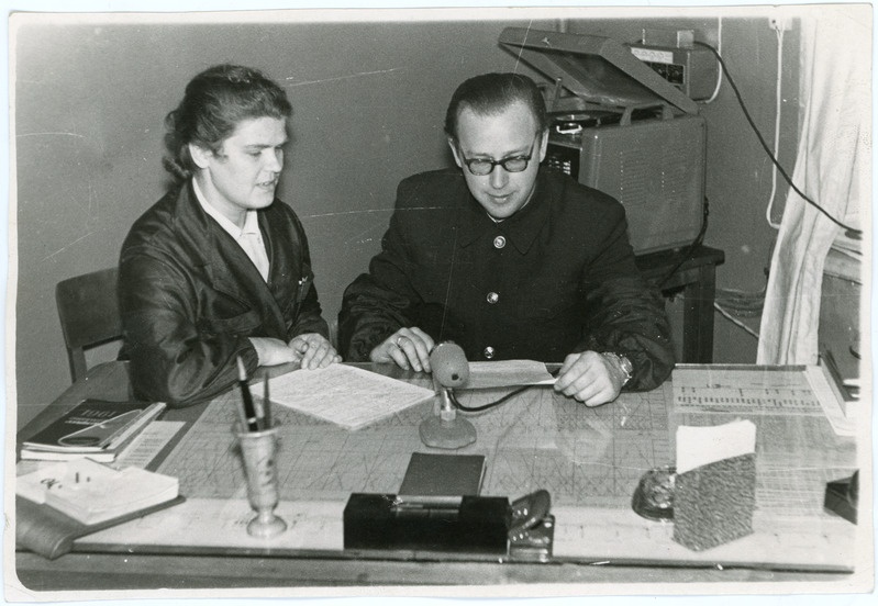 Tallinna Elektridepoo töötaja Antonina Hozinskaja ja depooülema asetäitja Vadim Kiritšenko traathäälingusõlmes venekeelset saadet tegemas, 1960