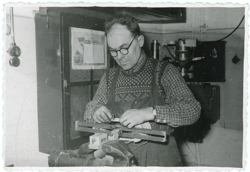 Tallinna Eelektridepoo elektritsehhi parim elektrik Mihkel Ollino mootori mähist kerimas, veebruar 1958, foto: Lembit Hanvere