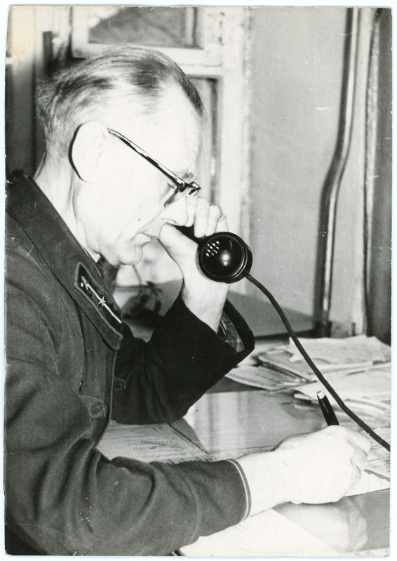 Tallinna Elektridepoo instruktor Johan Helend vedurimeeste majas helistamas, 1950. aastate II pool
