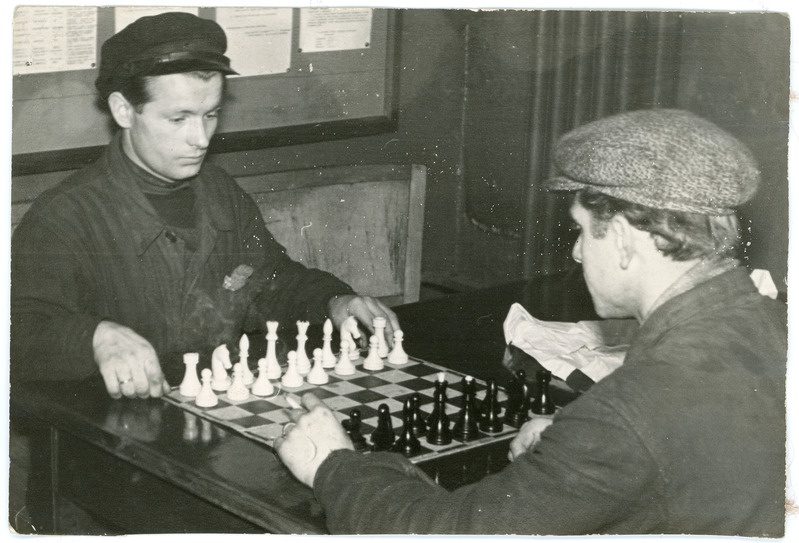 Tallinna Elektridepoo lukksepad maletamas, vasakul Ü. Pajuviidik, 1950. aastad