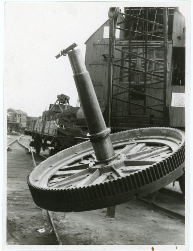 Tallinna veduridepoo rattapaaride treipingi saatmine vanarauaks, raudteekraana detaili tõstmas, 1960.-1970. aastad