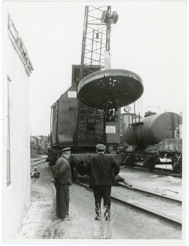 Tallinna veduridepoo rattapaaride treipingi saatmine vanarauaks, raudteekraana detaili tõstmas, 1960.-1970. aastad