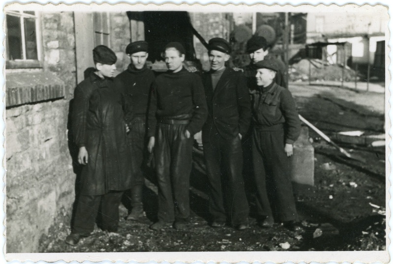 Tallinna veduridepoo töötajad nn uue depoo õuel, 1940.-1950. aastad
