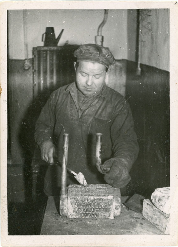 Tallinna veduridepoo vasksepp V. Zotov töötamas, 1960. aastad